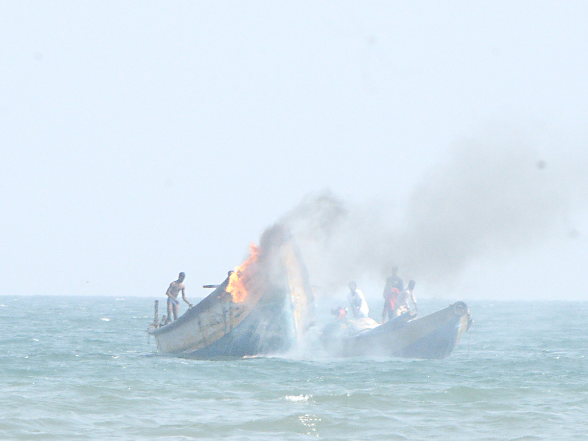 Fishermen Groups Clash over usage of ring nets in Visakhapatnam - Sakshi9