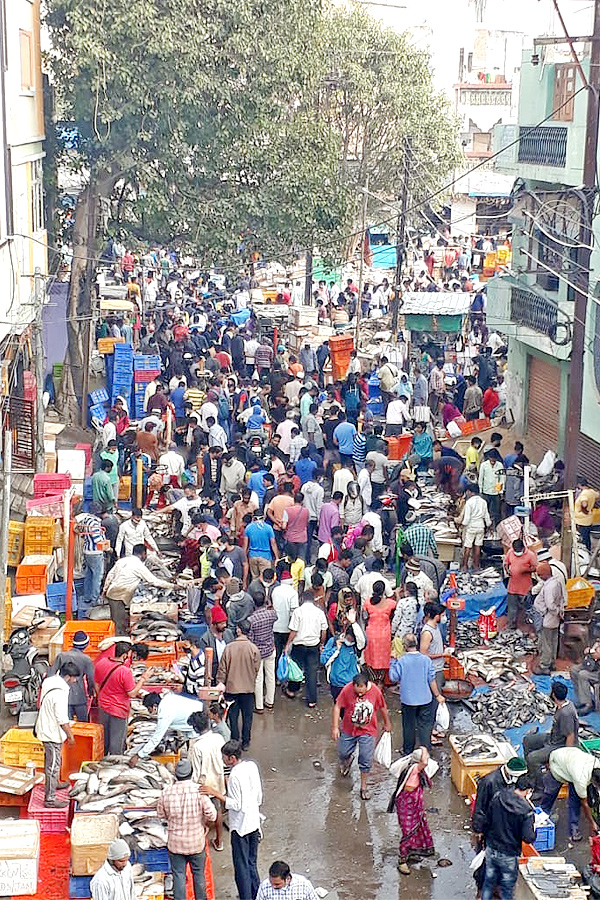 Public Breaks Corona Lockdown Rules and Social Distance at Ram Nagar Fish Market - Sakshi3