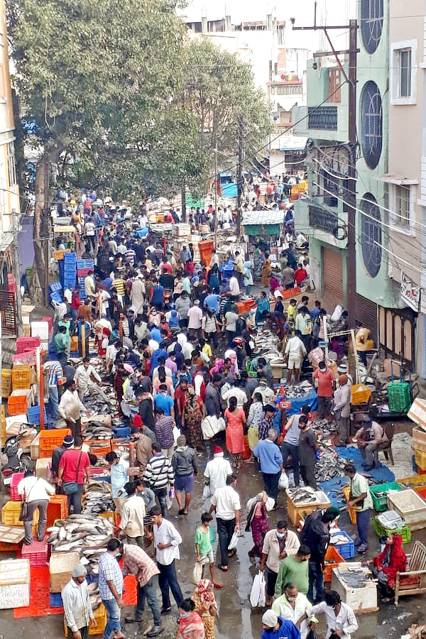 Public Breaks Corona Lockdown Rules and Social Distance at Ram Nagar Fish Market - Sakshi2