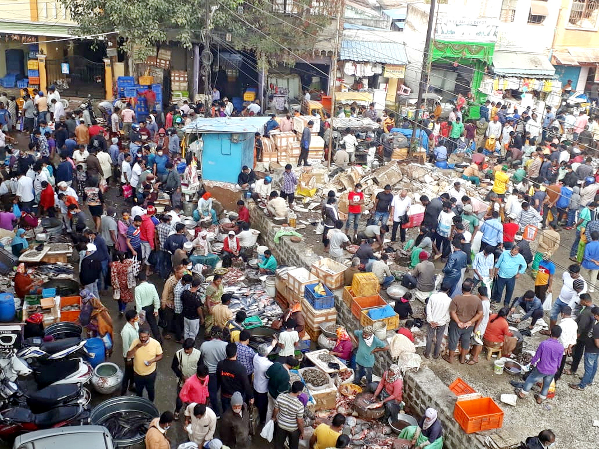 Public Breaks Corona Lockdown Rules and Social Distance at Ram Nagar Fish Market - Sakshi1