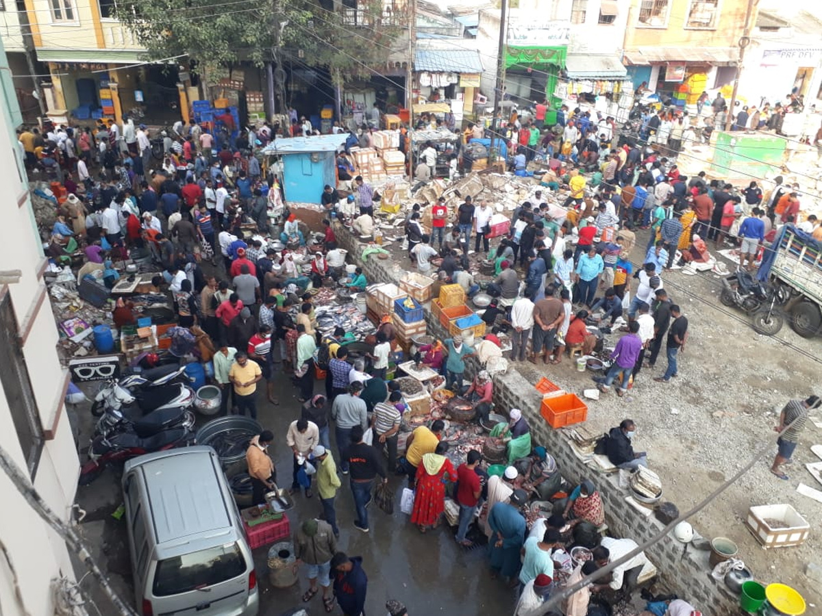 Public Breaks Corona Lockdown Rules and Social Distance at Ram Nagar Fish Market - Sakshi4