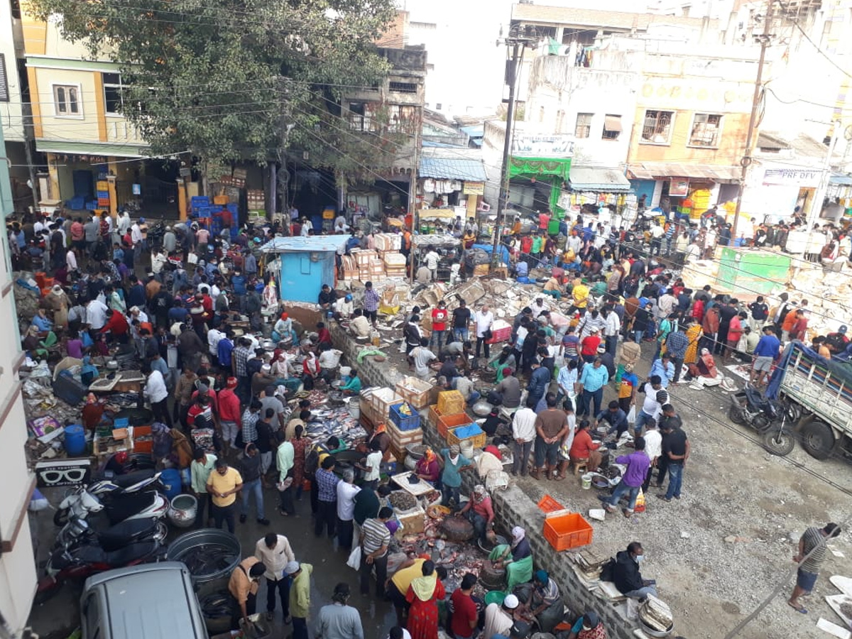 Public Breaks Corona Lockdown Rules and Social Distance at Ram Nagar Fish Market - Sakshi5
