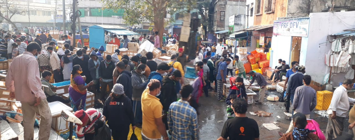 Public Breaks Corona Lockdown Rules and Social Distance at Ram Nagar Fish Market - Sakshi6