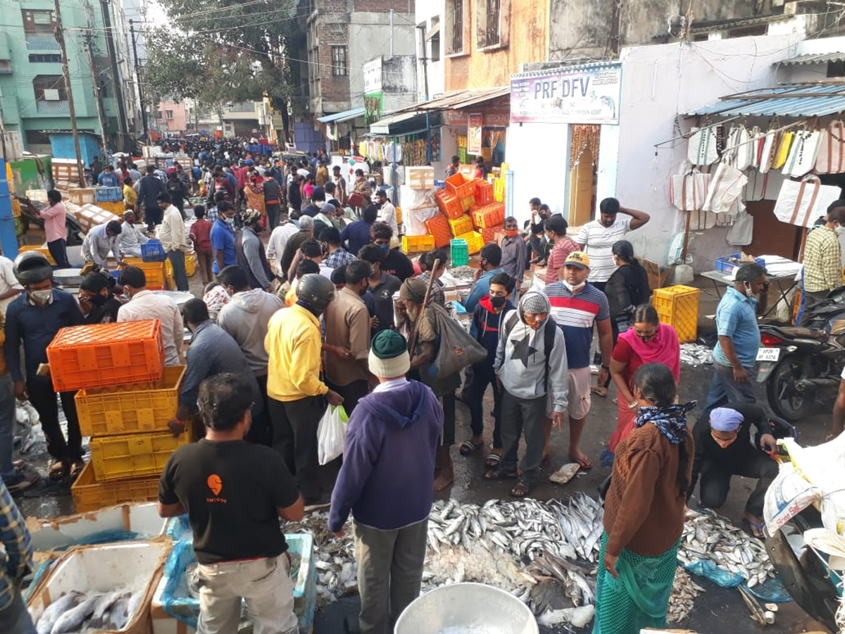 Public Breaks Corona Lockdown Rules and Social Distance at Ram Nagar Fish Market - Sakshi7