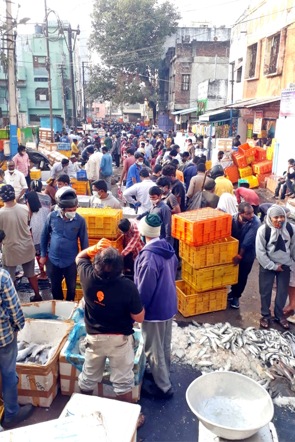 Public Breaks Corona Lockdown Rules and Social Distance at Ram Nagar Fish Market - Sakshi8