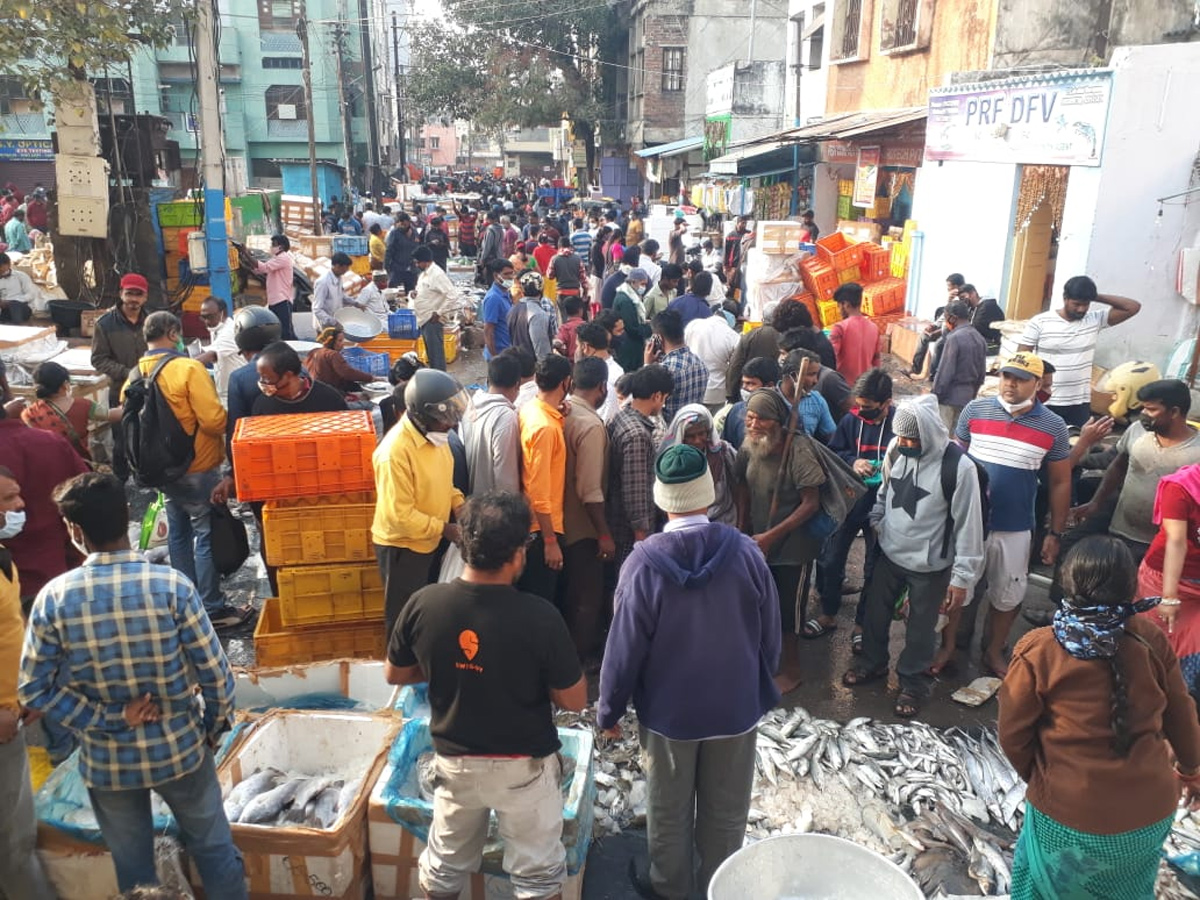 Public Breaks Corona Lockdown Rules and Social Distance at Ram Nagar Fish Market - Sakshi9