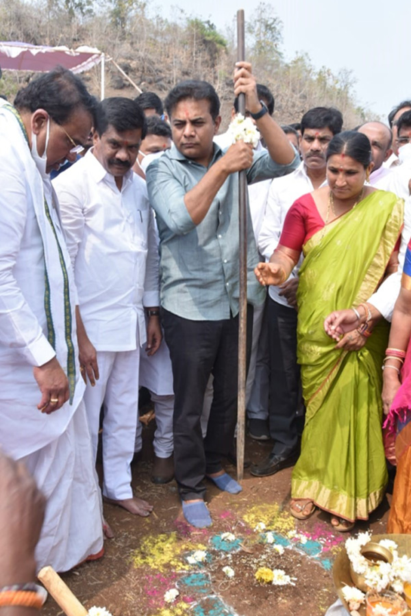Minister KTR laid foundation stone for Siddapur Reservoir works at Nizamabad Photo Gallery - Sakshi16