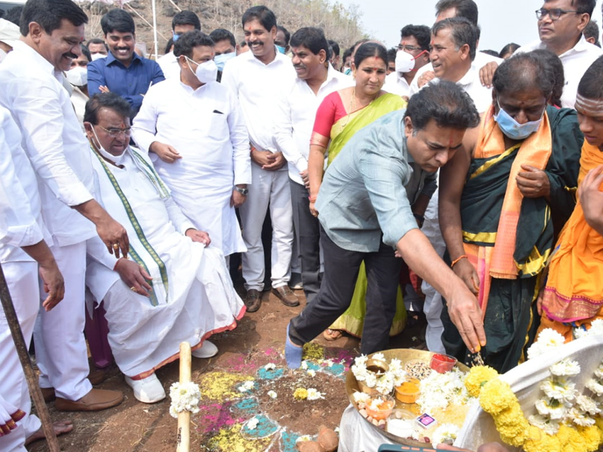Minister KTR laid foundation stone for Siddapur Reservoir works at Nizamabad Photo Gallery - Sakshi4