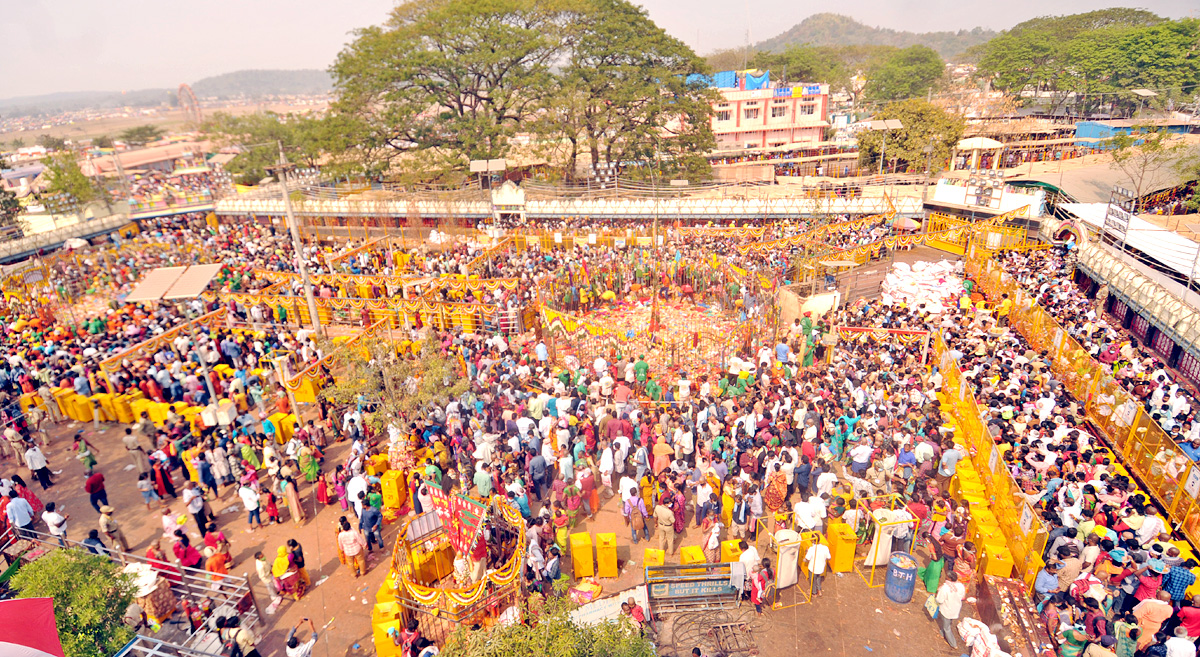 Heavy Rush at Sammakka Saralamma Jatara Photos - Sakshi11