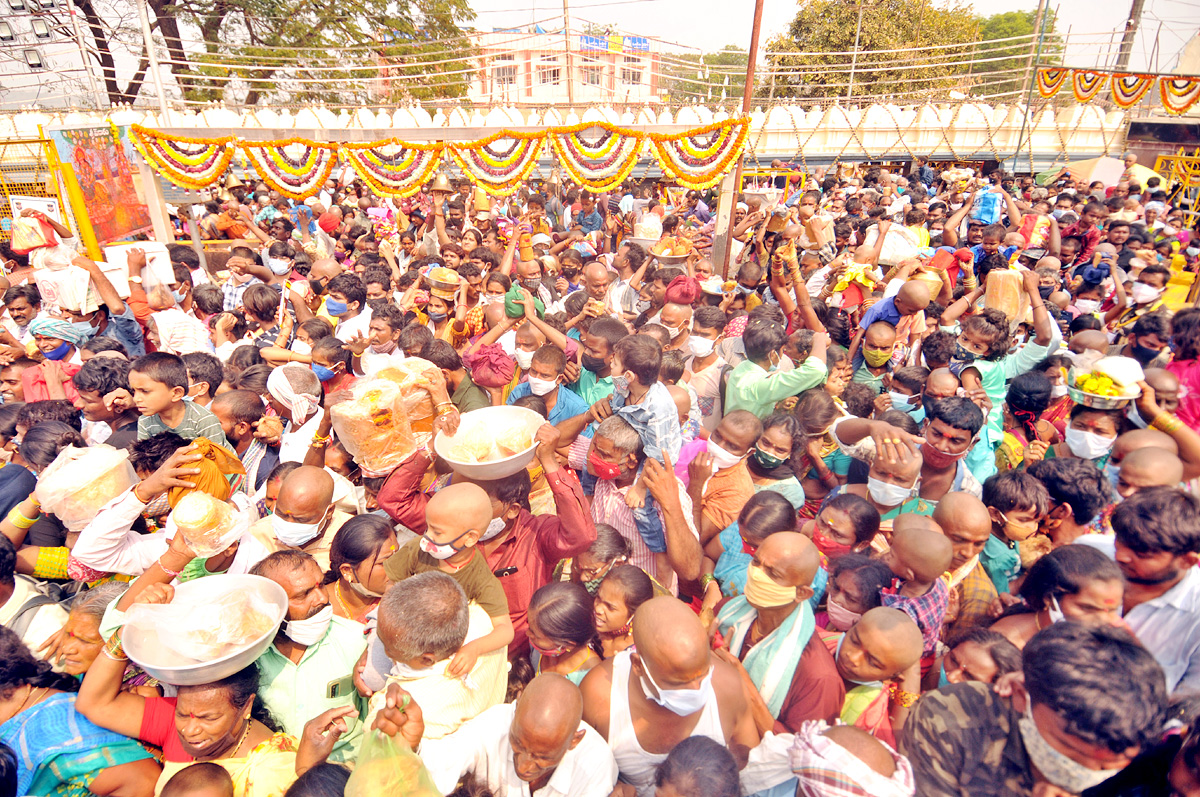 Heavy Rush at Sammakka Saralamma Jatara Photos - Sakshi17