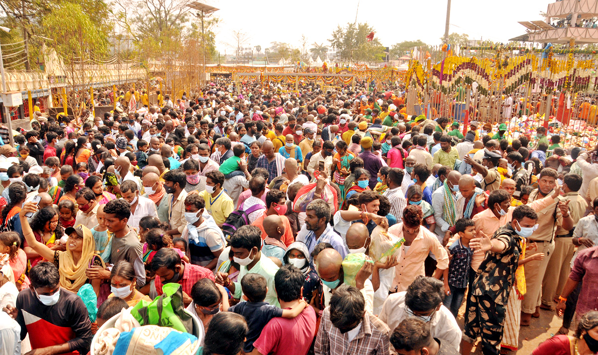 Heavy Rush at Sammakka Saralamma Jatara Photos - Sakshi18