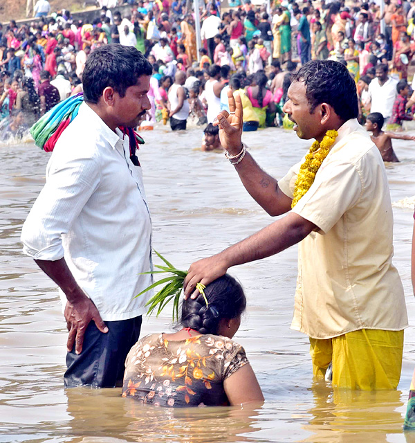 Heavy Rush at Sammakka Saralamma Jatara Photos - Sakshi35
