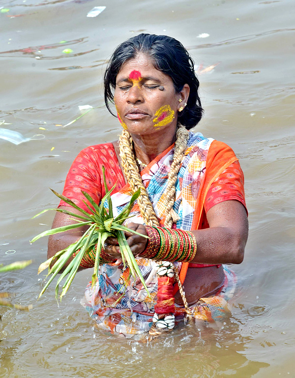 Heavy Rush at Sammakka Saralamma Jatara Photos - Sakshi39
