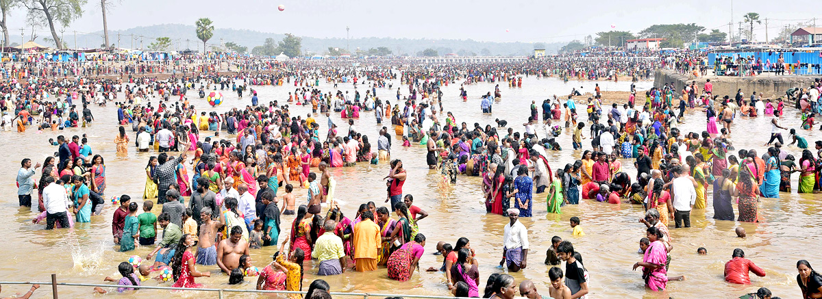 Heavy Rush at Sammakka Saralamma Jatara Photos - Sakshi48