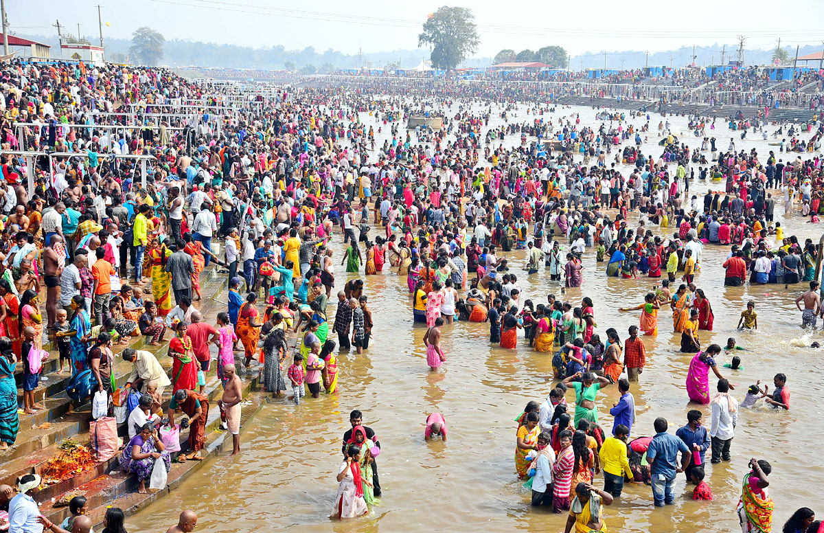 Heavy Rush at Sammakka Saralamma Jatara Photos - Sakshi58