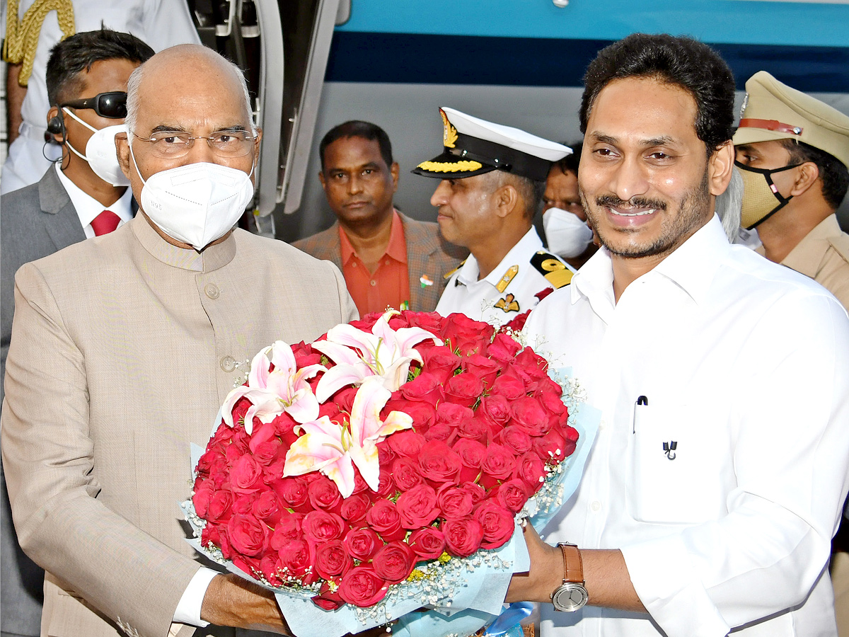 CM YS Jagan Receive President Ram Nath Kovind Vizag - Sakshi1