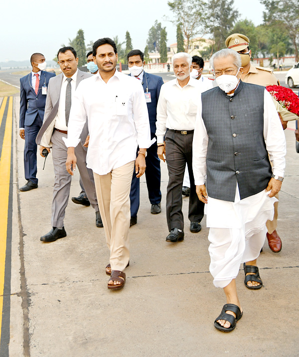 CM YS Jagan Receive President Ram Nath Kovind Vizag - Sakshi3