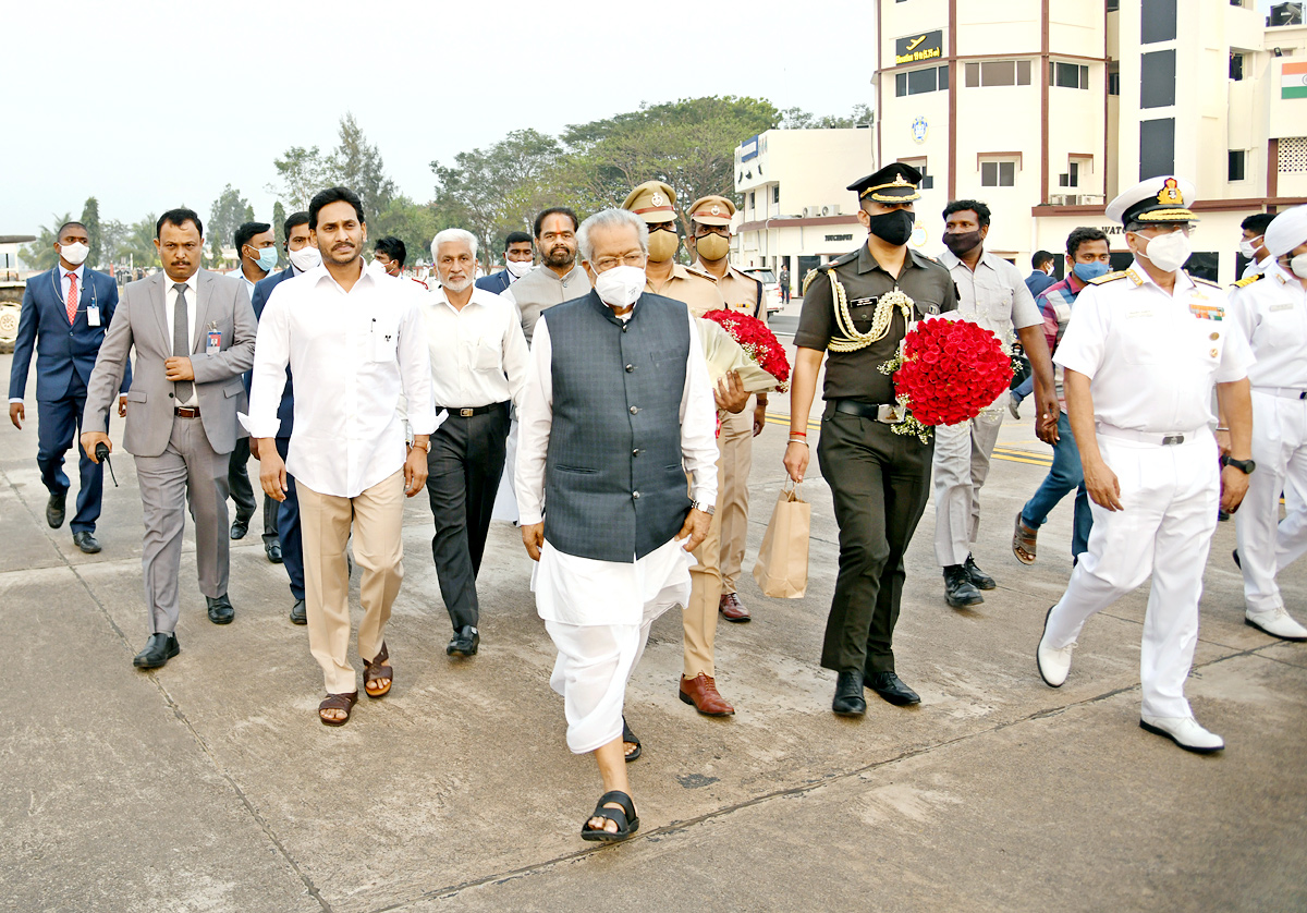 CM YS Jagan Receive President Ram Nath Kovind Vizag - Sakshi20
