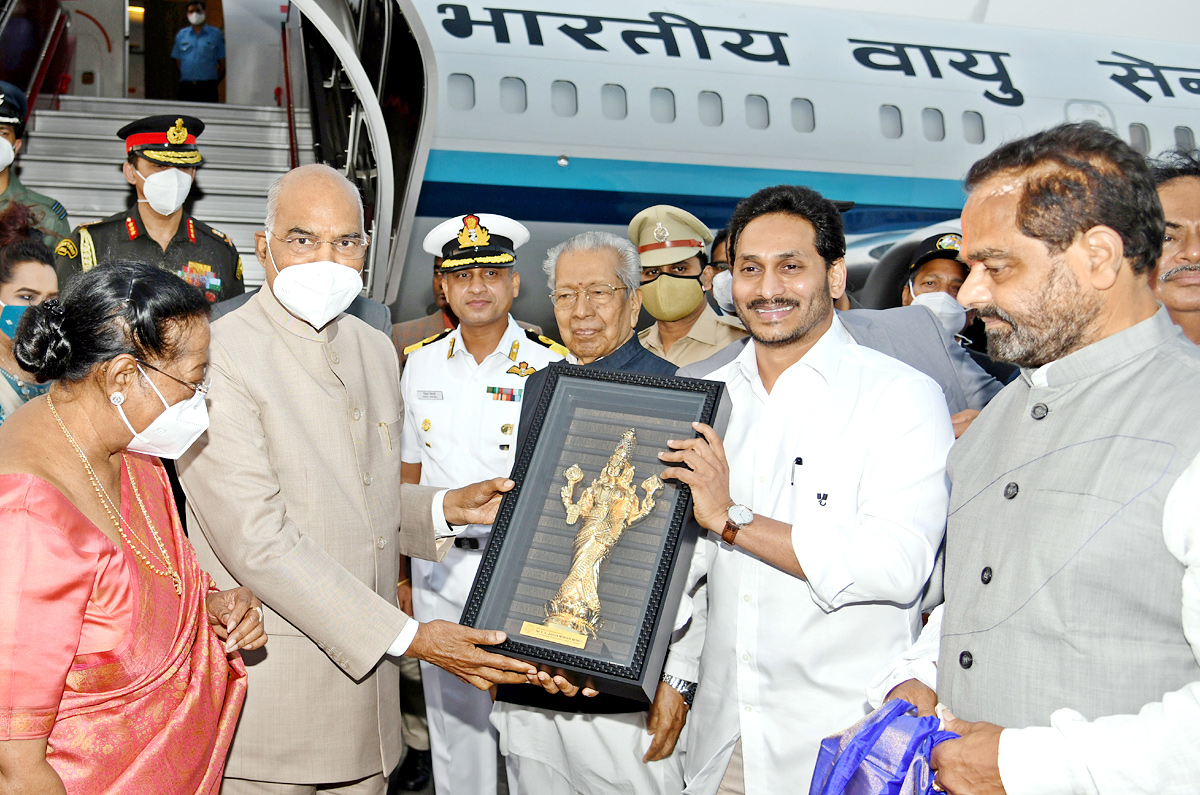 CM YS Jagan Receive President Ram Nath Kovind Vizag - Sakshi4