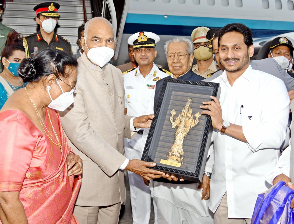 CM YS Jagan Receive President Ram Nath Kovind Vizag - Sakshi5