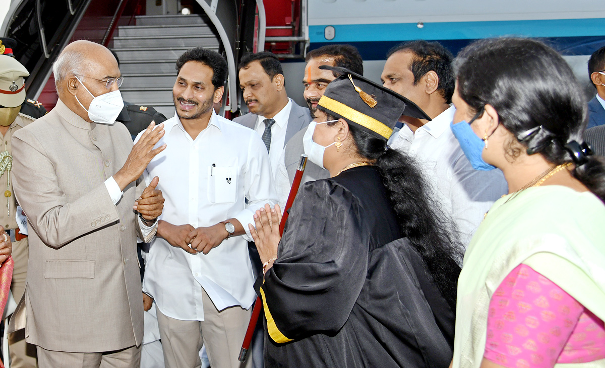 CM YS Jagan Receive President Ram Nath Kovind Vizag - Sakshi8