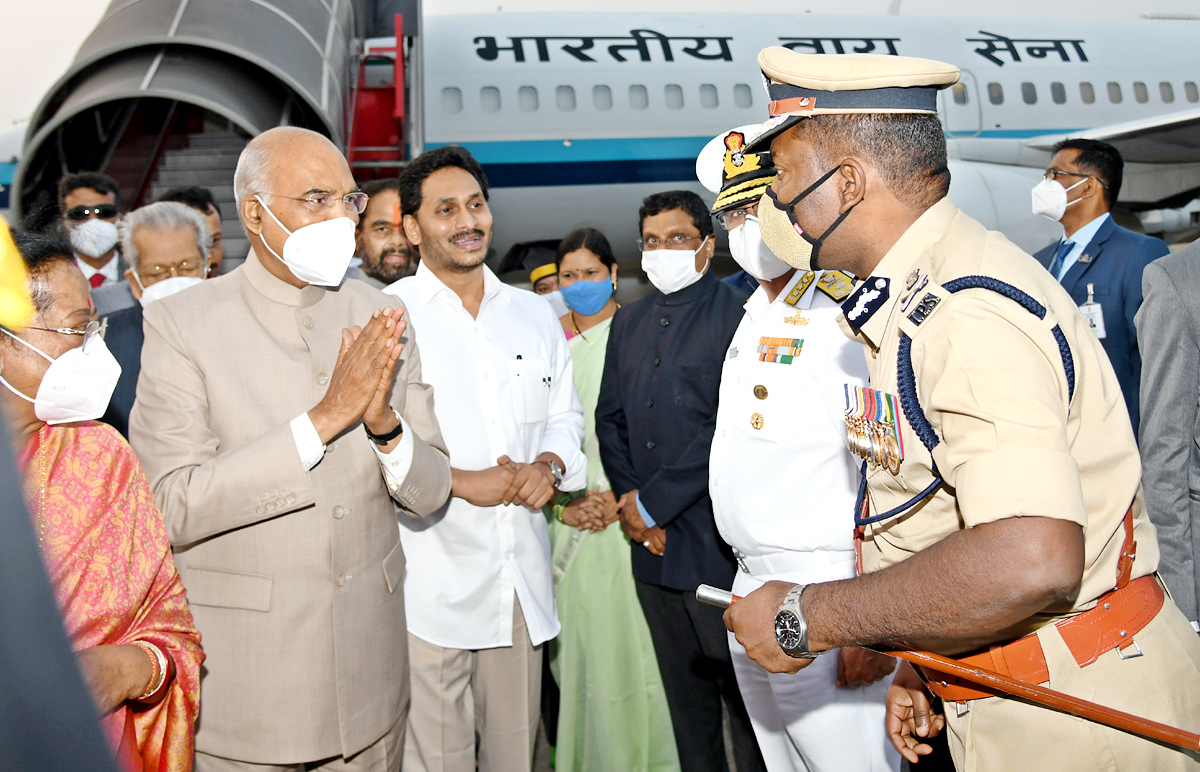 CM YS Jagan Receive President Ram Nath Kovind Vizag - Sakshi9