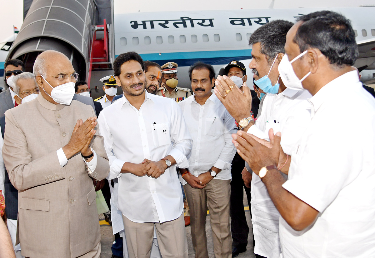 CM YS Jagan Receive President Ram Nath Kovind Vizag - Sakshi10