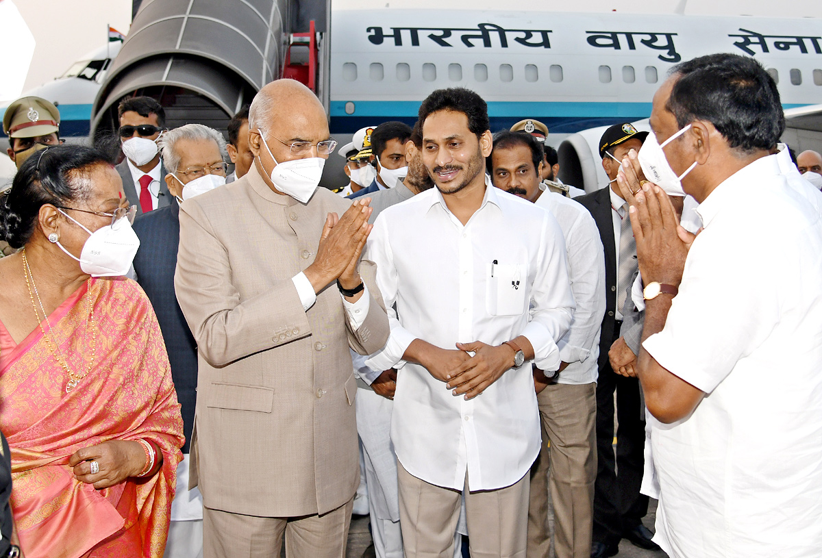 CM YS Jagan Receive President Ram Nath Kovind Vizag - Sakshi11