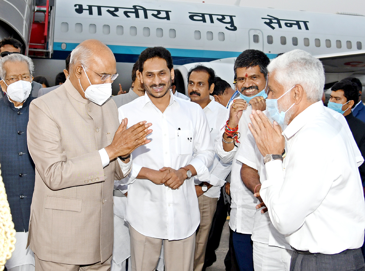 CM YS Jagan Receive President Ram Nath Kovind Vizag - Sakshi12