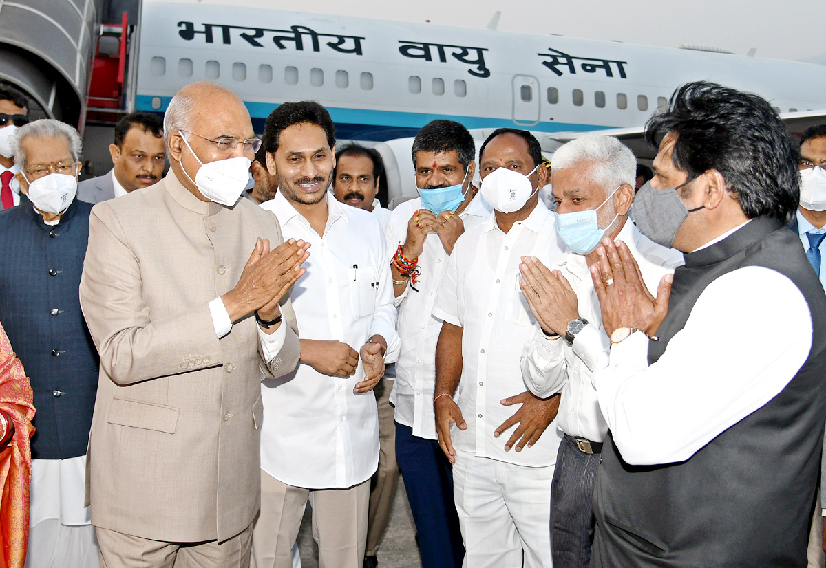 CM YS Jagan Receive President Ram Nath Kovind Vizag - Sakshi13