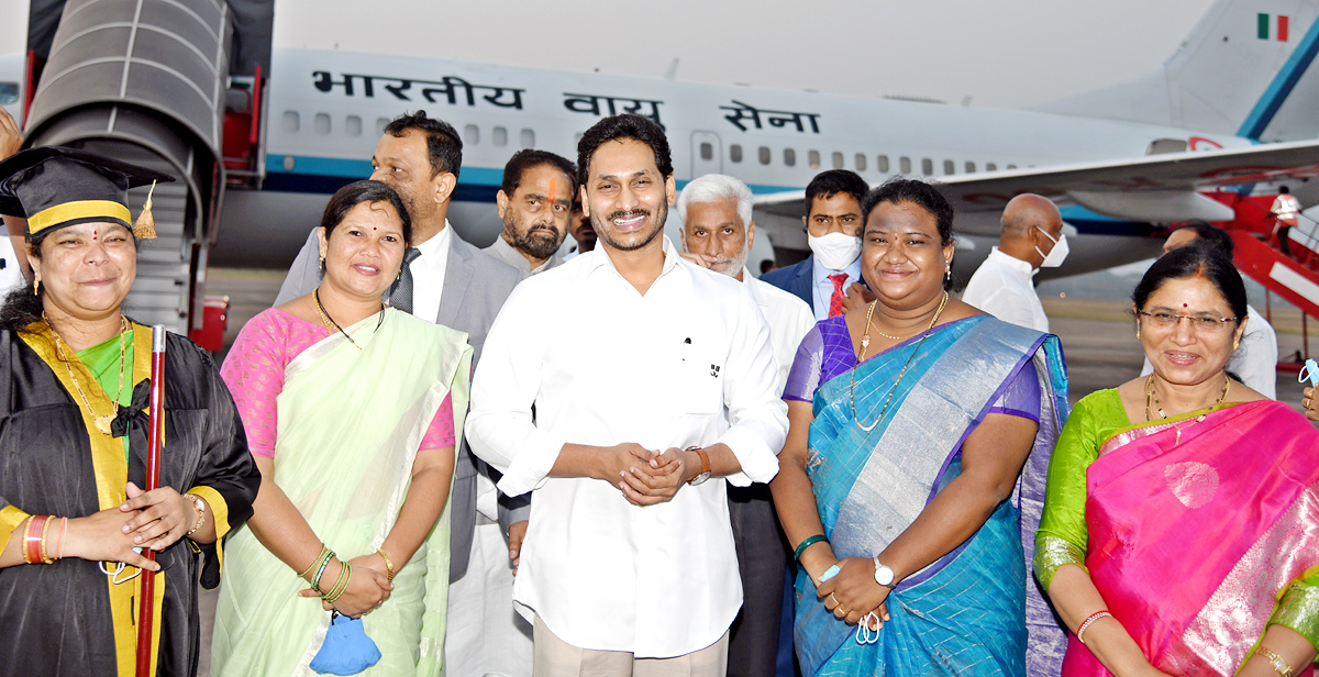 CM YS Jagan Receive President Ram Nath Kovind Vizag - Sakshi16