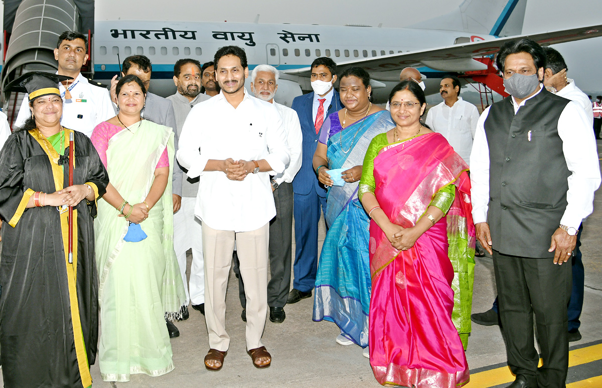CM YS Jagan Receive President Ram Nath Kovind Vizag - Sakshi17