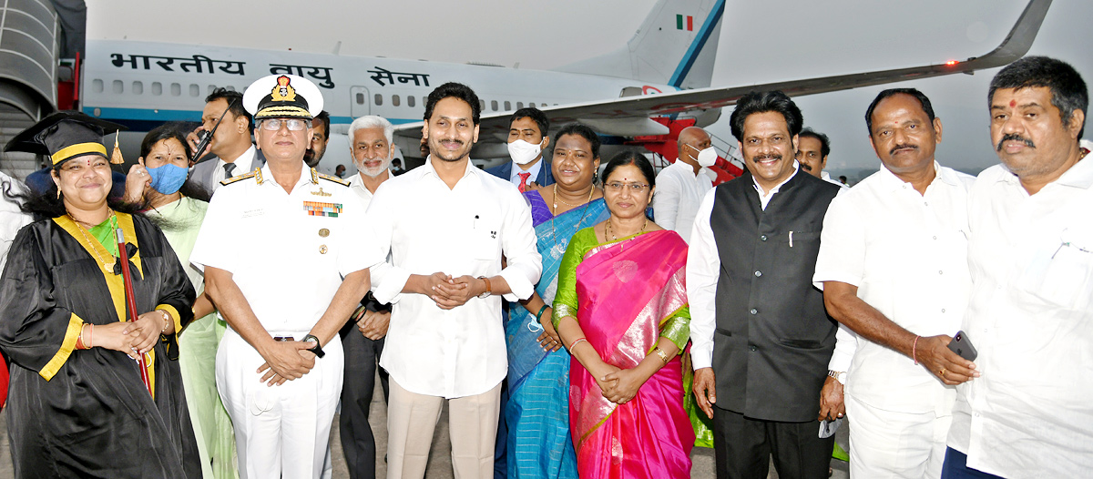 CM YS Jagan Receive President Ram Nath Kovind Vizag - Sakshi18