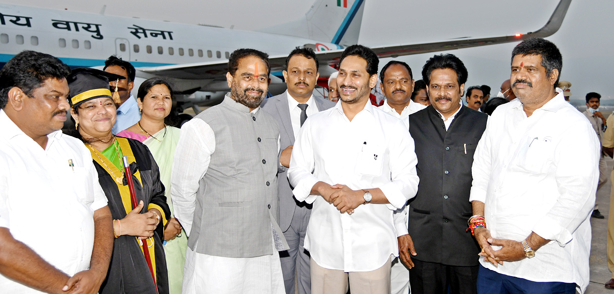 CM YS Jagan Receive President Ram Nath Kovind Vizag - Sakshi19