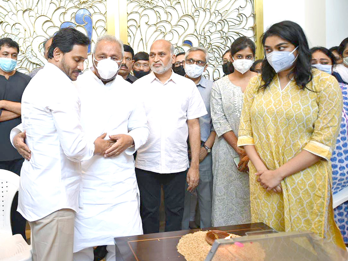 CM YS Jagan Consoles Mekapati Goutham Reddy - Sakshi10