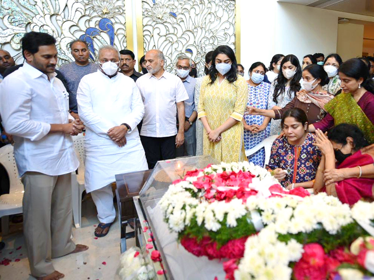 CM YS Jagan Consoles Mekapati Goutham Reddy - Sakshi15