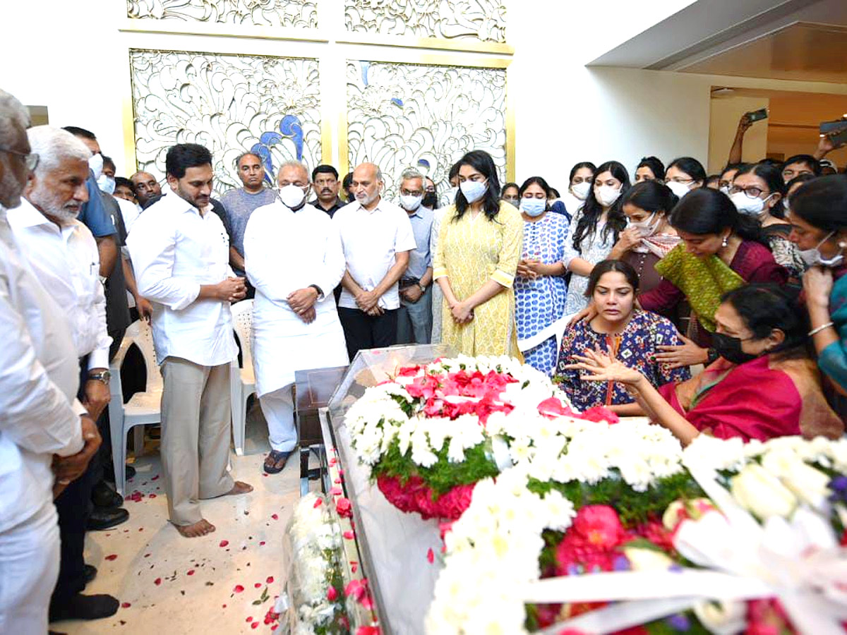 CM YS Jagan Consoles Mekapati Goutham Reddy - Sakshi16