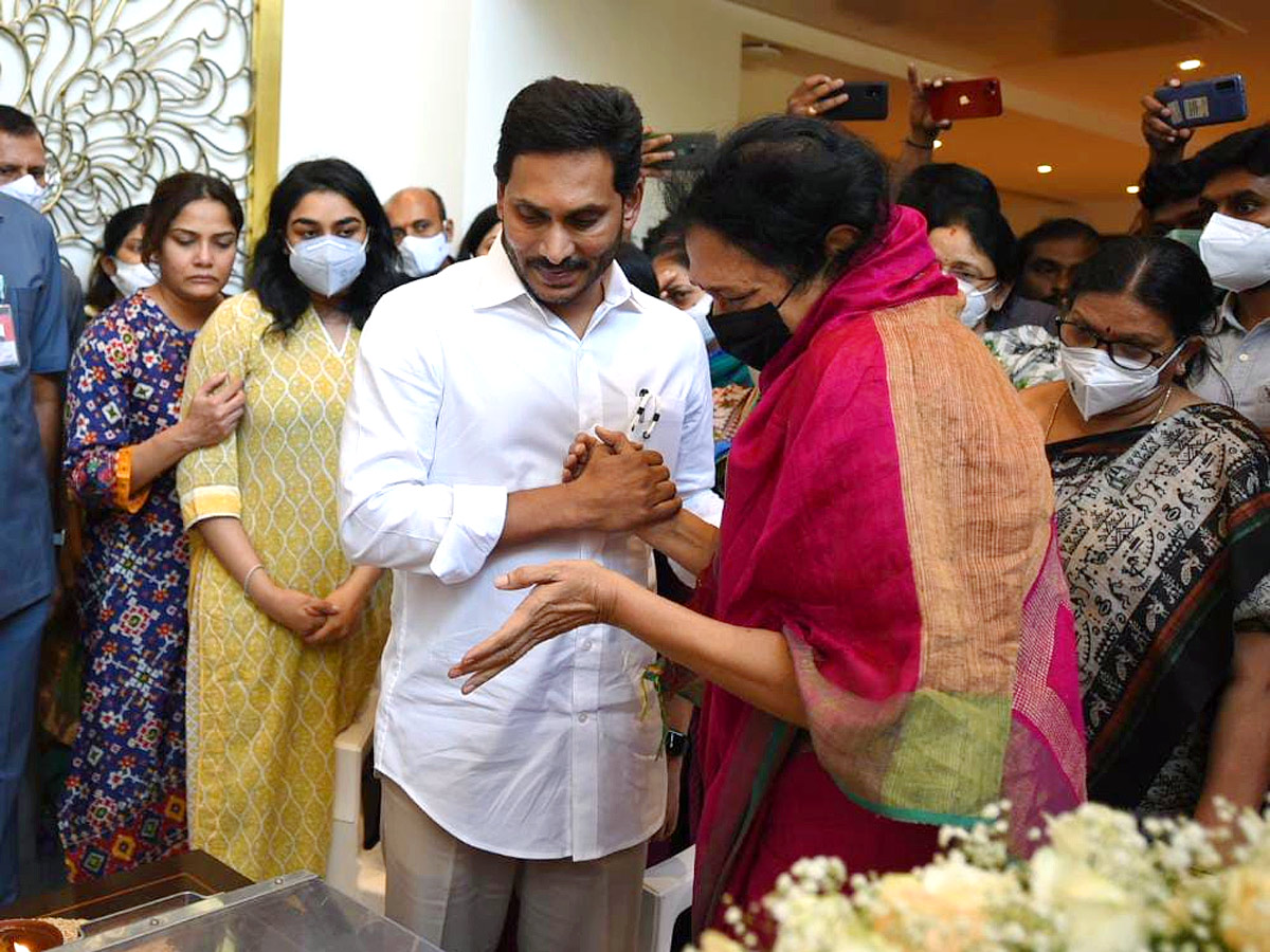 CM YS Jagan Consoles Mekapati Goutham Reddy - Sakshi17