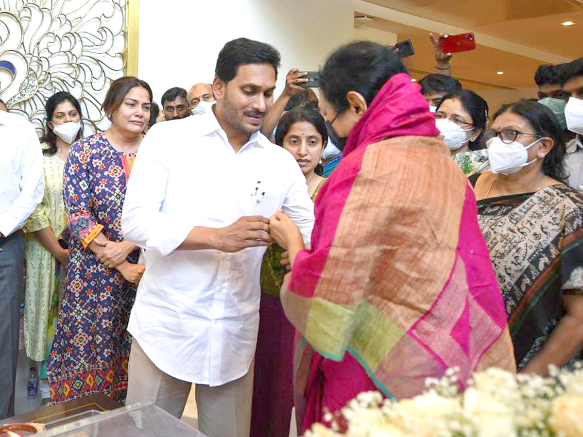 CM YS Jagan Consoles Mekapati Goutham Reddy - Sakshi18