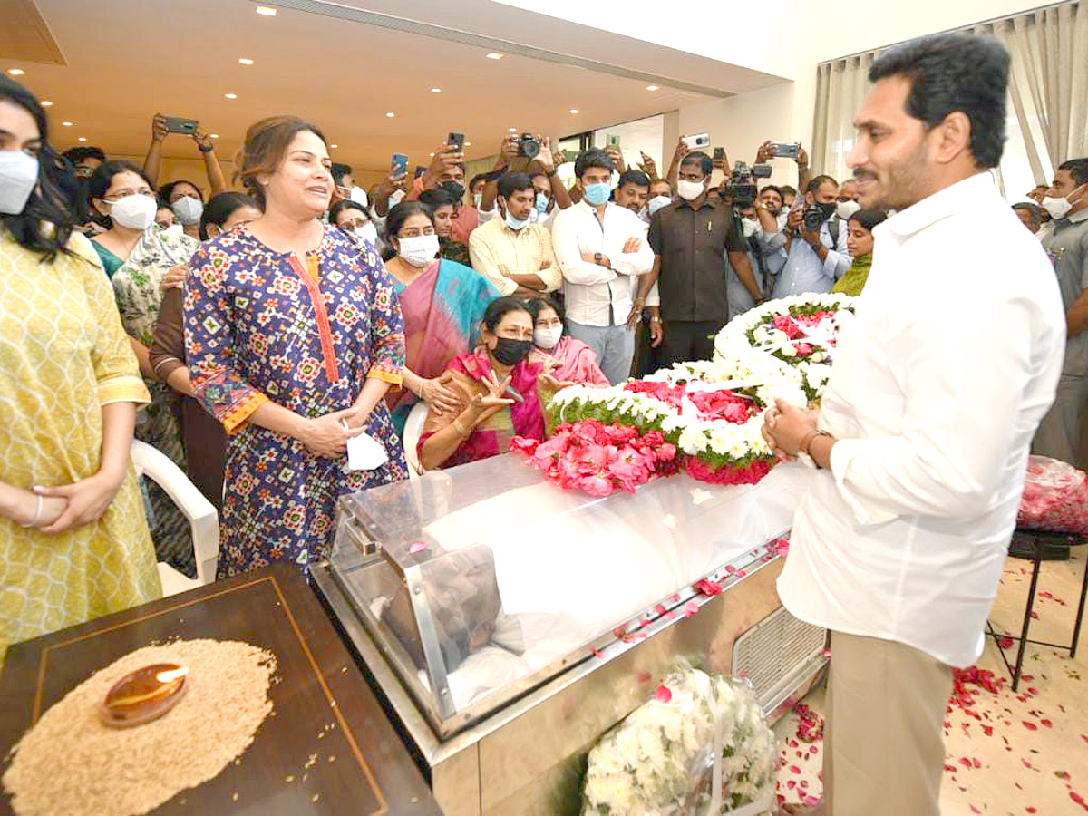 CM YS Jagan Consoles Mekapati Goutham Reddy - Sakshi2
