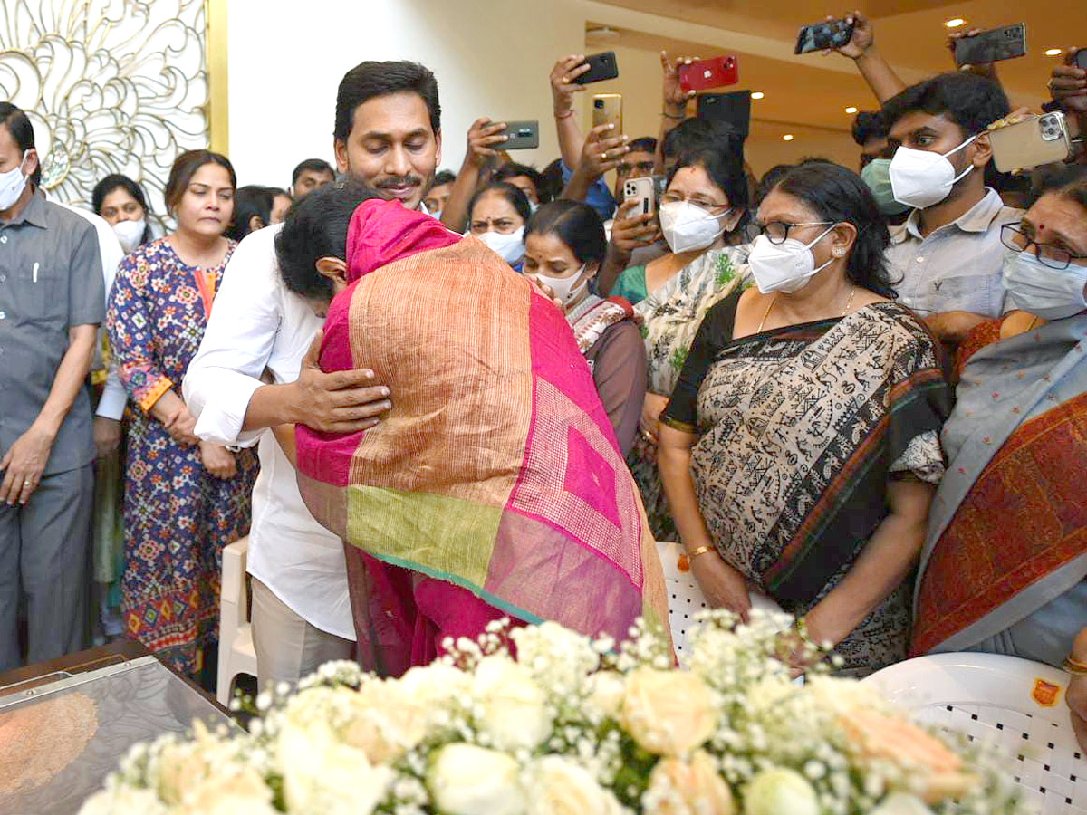 CM YS Jagan Consoles Mekapati Goutham Reddy - Sakshi3
