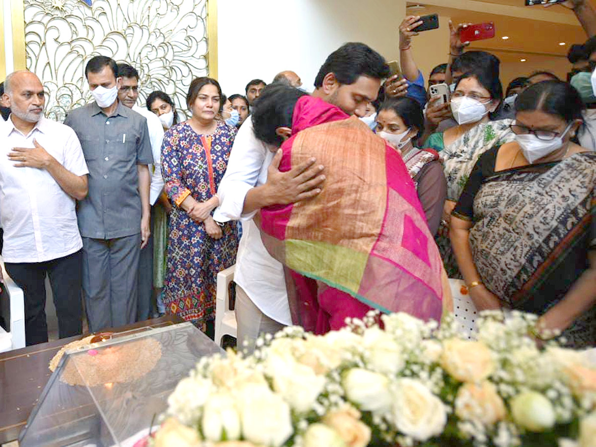 CM YS Jagan Consoles Mekapati Goutham Reddy - Sakshi4