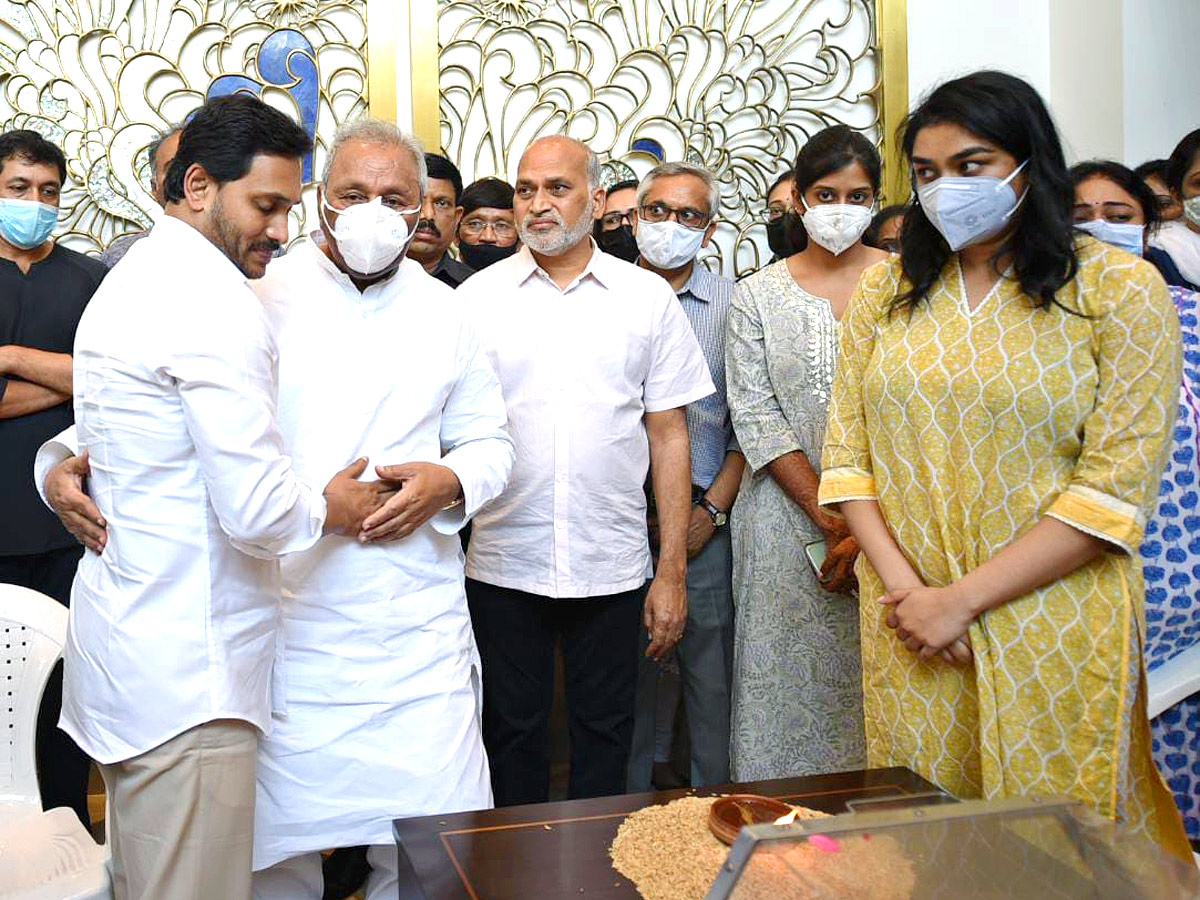 CM YS Jagan Consoles Mekapati Goutham Reddy - Sakshi5