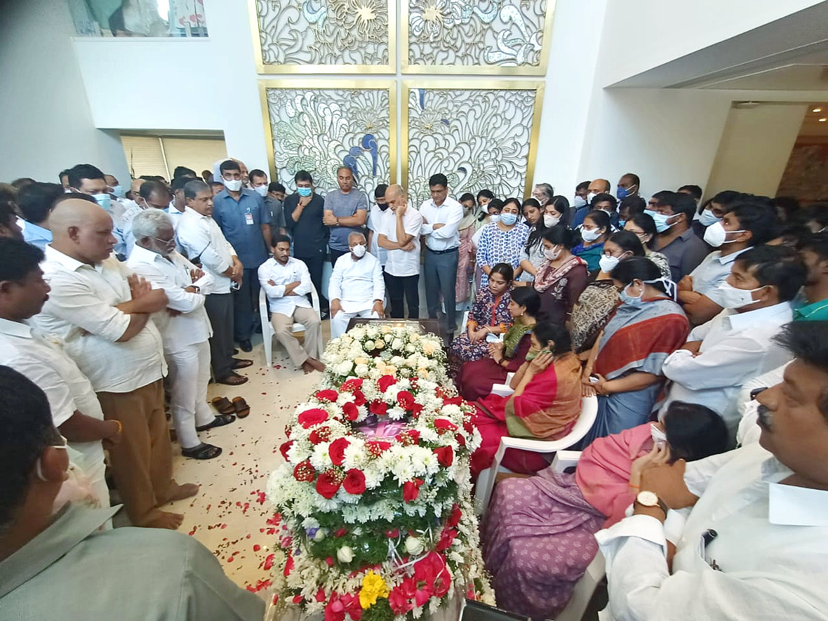 CM YS Jagan Consoles Mekapati Goutham Reddy - Sakshi6