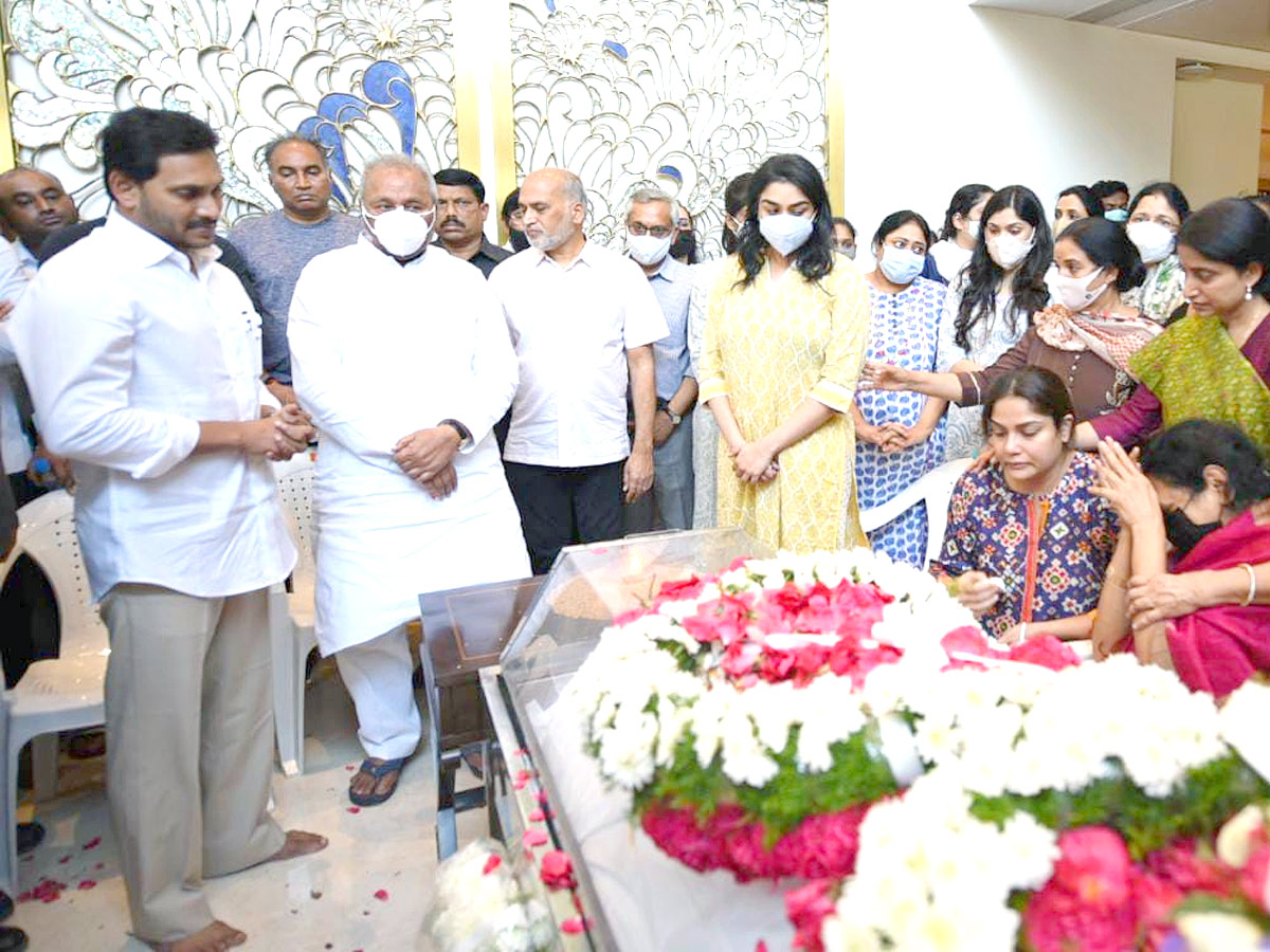 CM YS Jagan Consoles Mekapati Goutham Reddy - Sakshi8