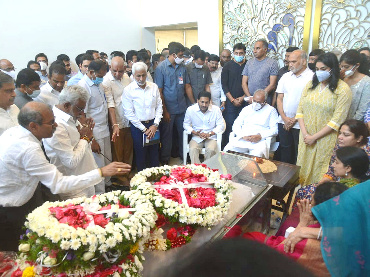 CM YS Jagan Consoles Mekapati Goutham Reddy - Sakshi9