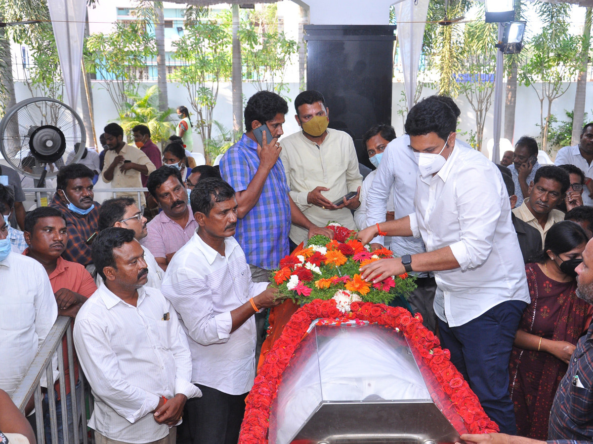 Mekapati Goutham Reddy: Condolence Pour In Nellore Photo Gallery - Sakshi86