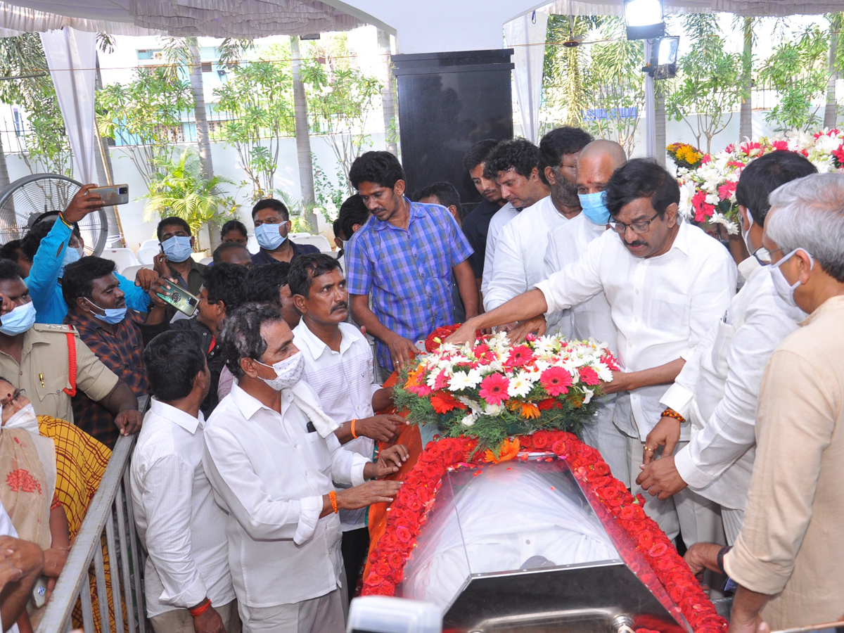 Mekapati Goutham Reddy: Condolence Pour In Nellore Photo Gallery - Sakshi92