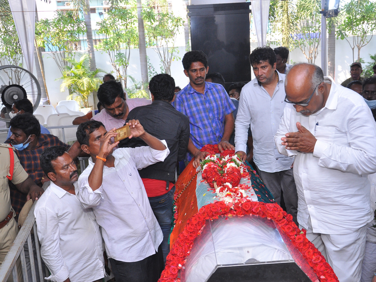 Mekapati Goutham Reddy: Condolence Pour In Nellore Photo Gallery - Sakshi74