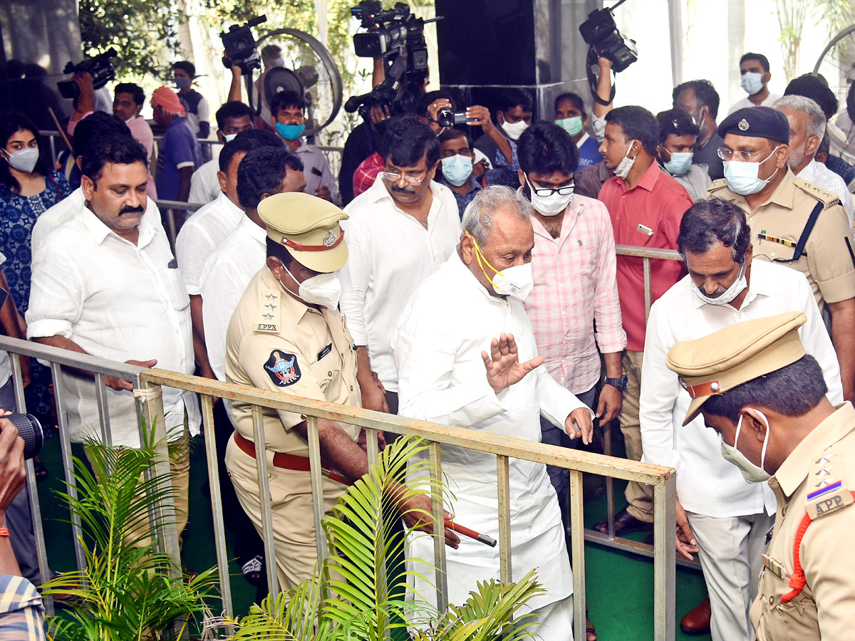 Mekapati Goutham Reddy: Condolence Pour In Nellore Photo Gallery - Sakshi15
